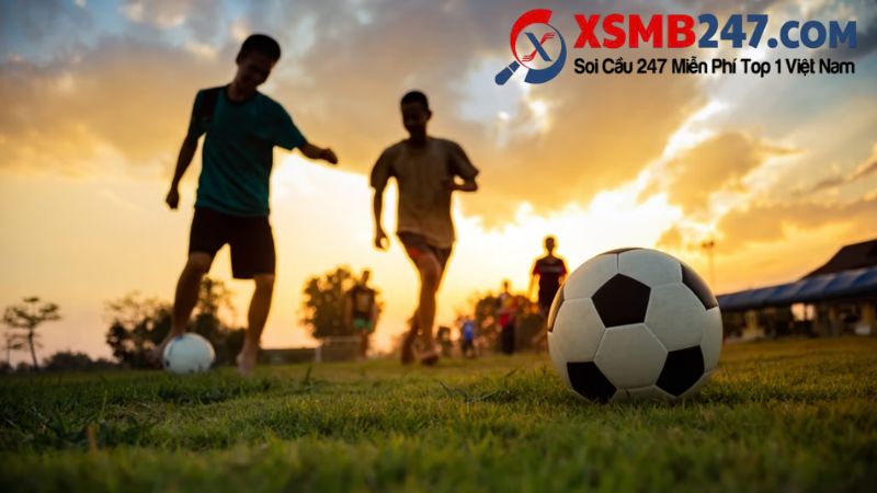 Đá bóng cùng bạn bè trong mơ thể hiện sự gắn kết